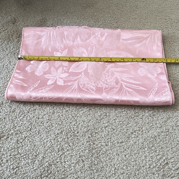 Vintage Light Pink Damask Floral Table Runner - Picture 8 of 8